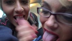 Zwei Girls blasen einen Schwanz im Bus
